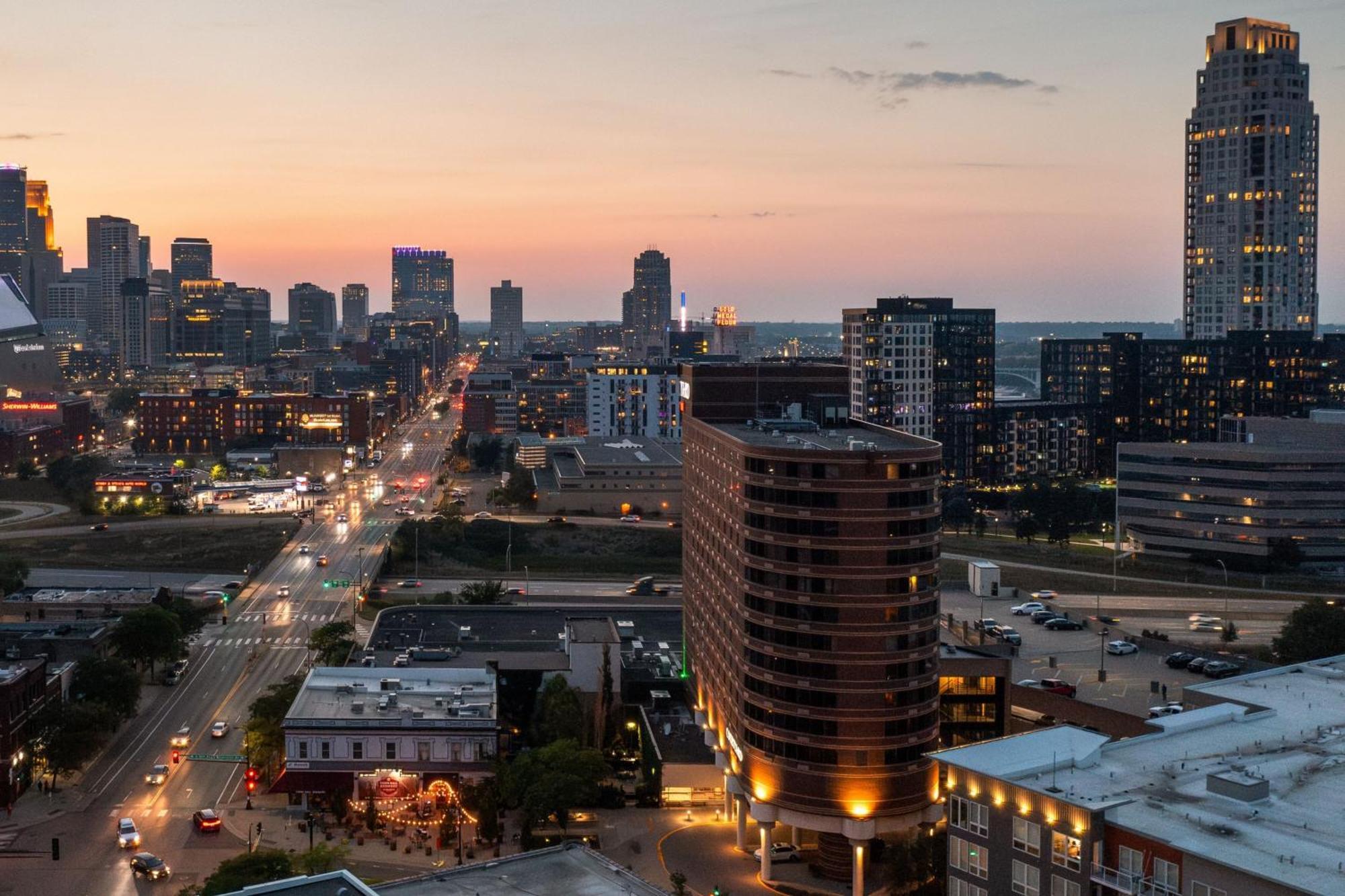 Courtyard By Marriott Minneapolis Downtown Bagian luar foto